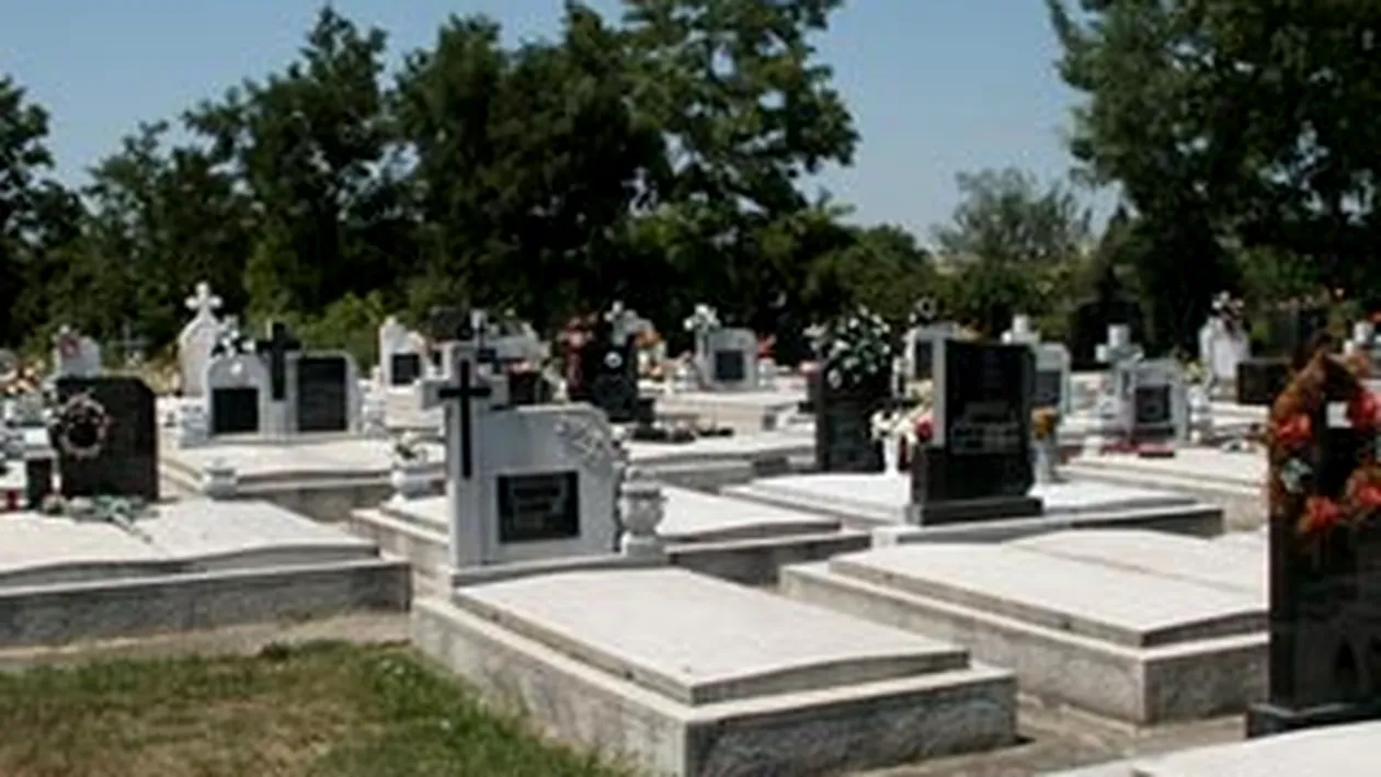 Un adolescent a profanat mai multe morminte din doua cimitire din Bacau! Fura tevi si ornamente din inox pe care apoi le vindea