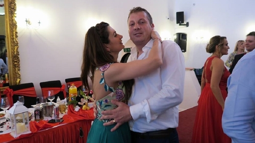 Detalii cutremurătoare în cazul tinerei din Vaslui care s-a sinucis şi a fost găsită de fetiţa ei. Cum a ajuns femeia să-şi pună capăt zilelor cu coarda fiicei sale