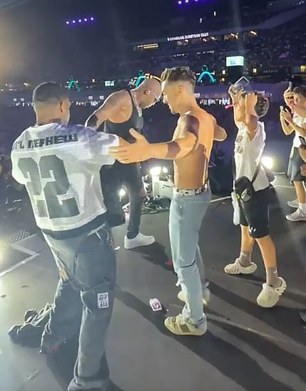 Emil Rengle, show de senzație alături de Flo Rida la UNTOLD! Rapper-ul american l-a dezbrăcat pe dansator pe scenă: „Mi-a dat hainele lui”