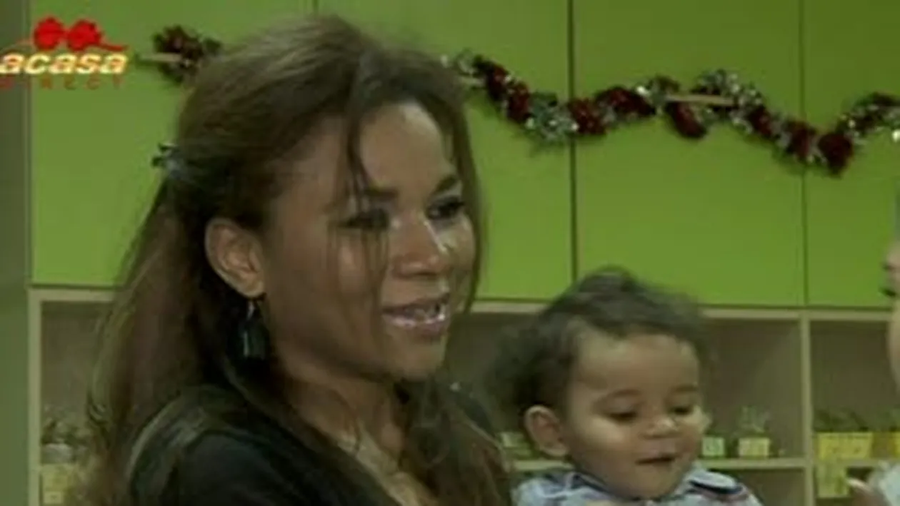 Nadine are grija de dieta baietelului ei! Piticul mananca numai produse integrale. Nu mananca faina alba, nu mananca zahar