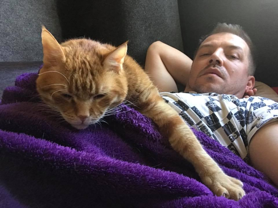 Zsolt și Betty "împart" aceeași pisică