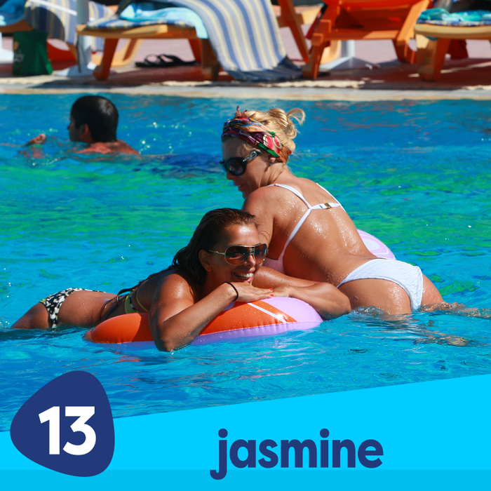 Jasmine, sexy și jucăușă la plajă