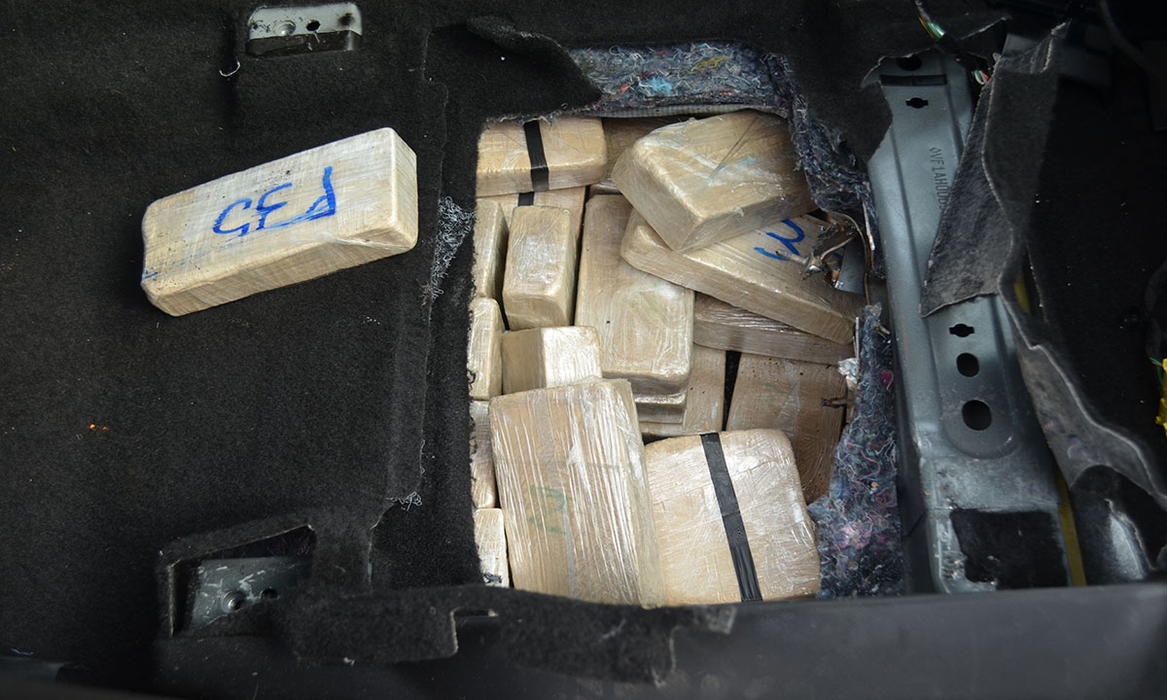 Olandezii au încercat să intre în țară cu 84 de kilograme de droguri