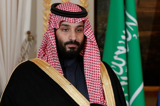 French President Emmanuel Macron (R) and Saudi Arabia's Crown Prince Mohammed bin Salman (L) give a joint press conference at the Elysee Palace in Paris on April 10, 2018. (Photo by YOAN VALAT / POOL / AFP)