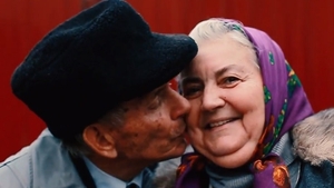 IMAGINI EMOŢIONANTE. Doi bătrâni din Arad arată că dragostea nu se stinge nici după jumătate de secol de căsnicie. "Chiar de-ar fi să mor..."