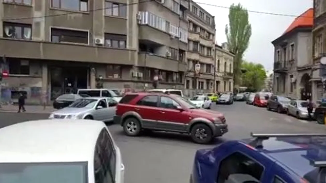 Si-a parcat masina fix in mijlocul unei intersectii aglomerate din Capitala! Mesajul lasat de sofer in parbrizul masinii a indignat pe toata lumea