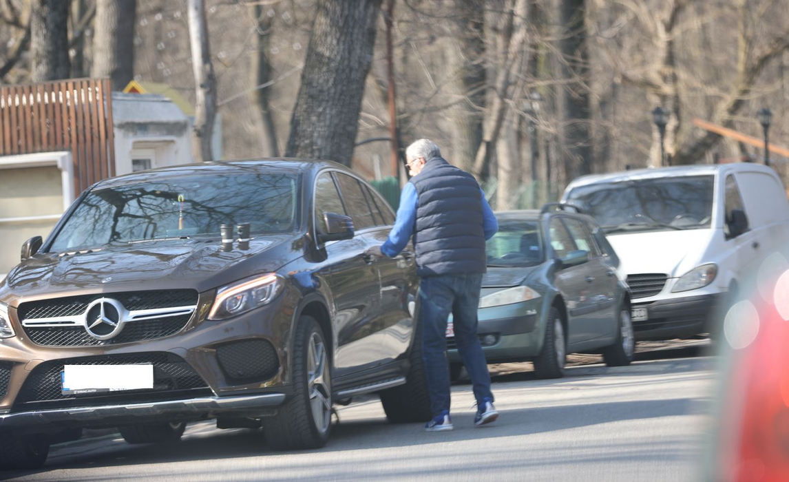 Ilie Năstase deschide portiera (Foto: CANCAN.RO)