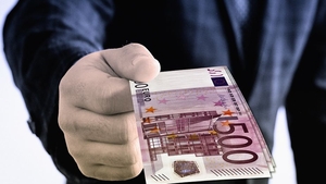 Autodenunț pe Facebook! Ce a scris o tânără care urma să dea examenul auto, pe pagina DNA: „Să aduc în euro sau în lei?”