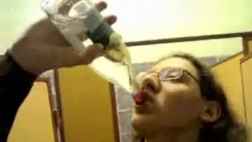 Video revoltator! Un elev de liceu bea un litru de votca in 20 de secunde iar in zece minute isi vomita matele si cade mort sub banca in timpul orei