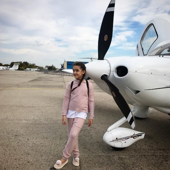 Denisa Nechifor îşi duce fetiţa la bunici cu avionul privat!