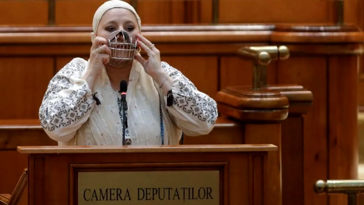Diana Șoșoacă a intrat în atenția presei din Italia, după ce a apărut cu botniță în Parlament. Senatoarea, asemănată cu Hannibal Lecter