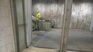 Scene uluitoare la metrou în București! Ce face în fiecare zi bărbatul din imagine