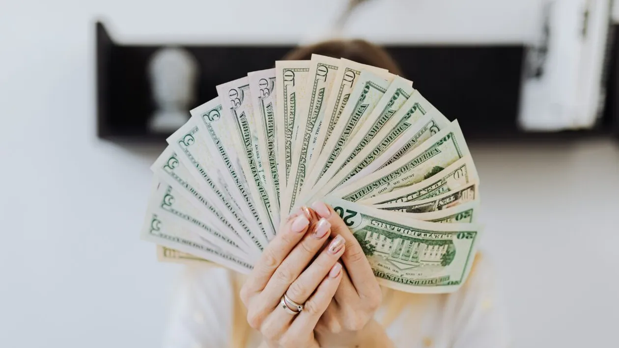 Afacere bizară care i-a adus o avere unei familii! Câștigă lejer 20.000 de dolari pe lună pentru 5 ore de muncă pe zi