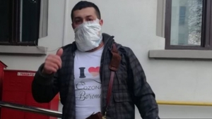 Imaginea care a devenit virală! Un bărbat din Târgu-Jiu a folosit un pampers ca mască de protecție