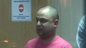 Bărbatul care a rănit trei persoane în faţa unui hipermarket din Militari rămâne în arest