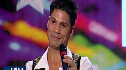 A treia oara la "Romanii au talent"! Dupa ce in trecut le-a adresat injurii, un concurent a reusit sa inmoaie inimile juratilor!