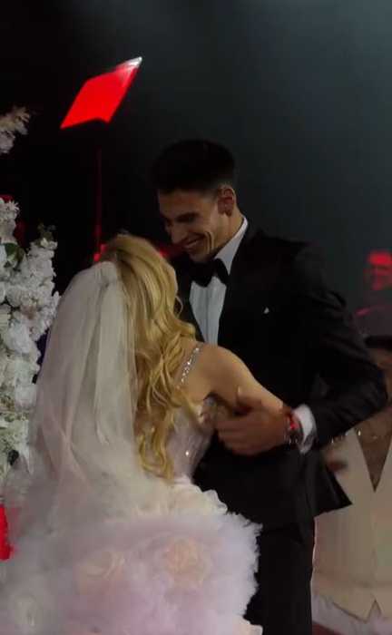 Andreea Bălan s-a „căsătorit” cu Victor Cornea în fața publicului! Artista le-a făcut fanilor săi o surpriză de proporții, în timpul concertului