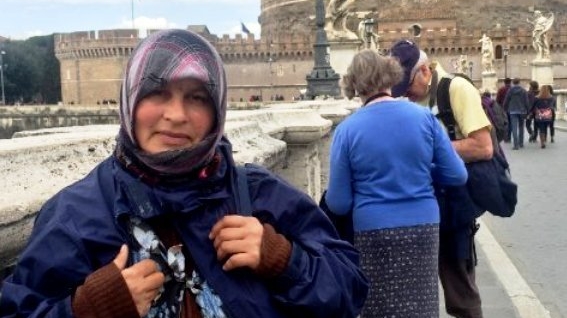 ”Mi-a fost frică”. Bărbaţii care au urinat pe o cerşetoare româncă au fost identificaţi