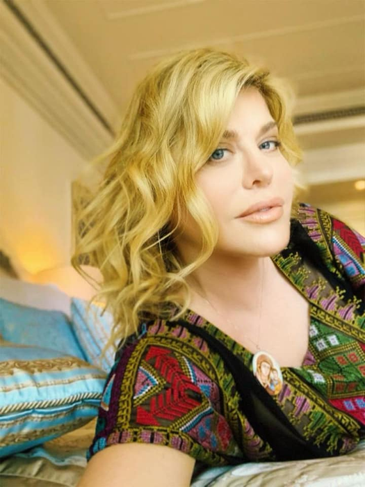 Loredana Groza, filmată în ipostaze extrem de rușinoase pentru o divă ca ea! Ce a făcut în compania unui bărbat