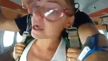 VIDEO Cele mai tari 60 de secunde de pe internet! Reactia unei rusoaice cand sare de la 5.000 de metri altitudine!
