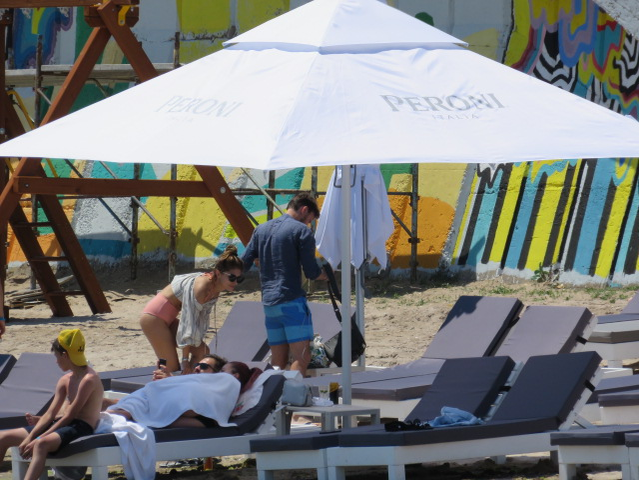 Sânziana Negru a apărut pe plajă cu "semnele izolării"
