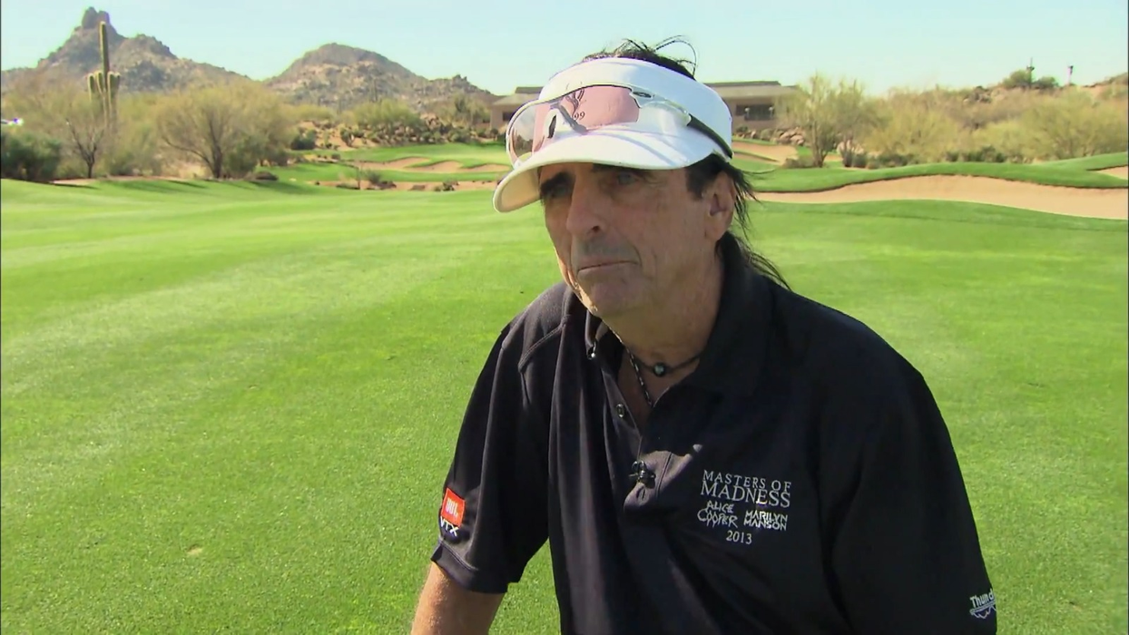 Alice Cooper a învins viciul băuturii pe terenul de golf
