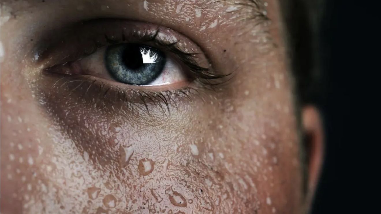 Boala care te face să plângi cu lacrimi de sânge! Este foarte rară și doar 80 de persoane a avut-o în ultimele secole