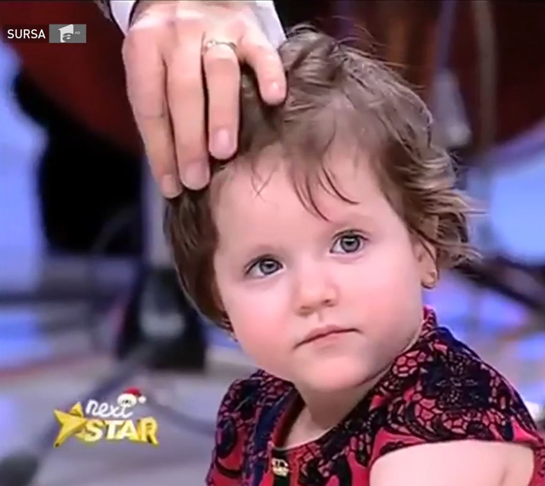 Ce frumoasă este Flori, fetița care a fost hrănită doar cu pufuleți și ceai! Recent, părinții adoptivi i-au arătatpozele când era într-o stare critică: “A început să plângă…”