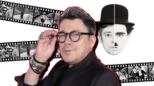 Ce mai face Cristi Iacob, „Rotulă” din serialul „Băieți buni”. Actorul joacă astăzi într-un spectacol emoționant despre Charlie Chaplin