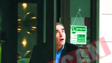 Silvia nu-l scapa din ochi pe Petre nici la televizor!