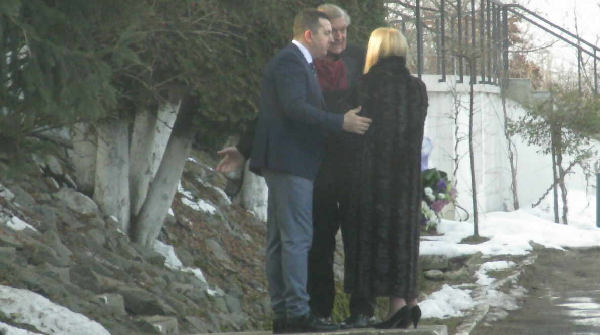 Anna Torok îl ascultă pe Florin Piersic, resemnată