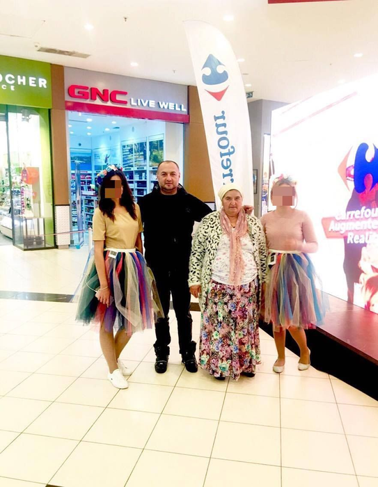Leo de la Strehaia şi „Patroana” s-au pozat în mall