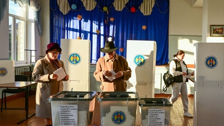 Sute de moldoveni sunt acuzați că și-au vândut voturile la alegerile de duminică. Ce riscă ei