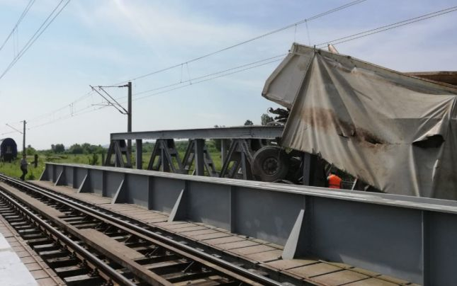 Accident pe calea ferată în județul Bacău. Locomotiva și un vagon al unui tren de persoane au deraiat, după impactul cu un camion