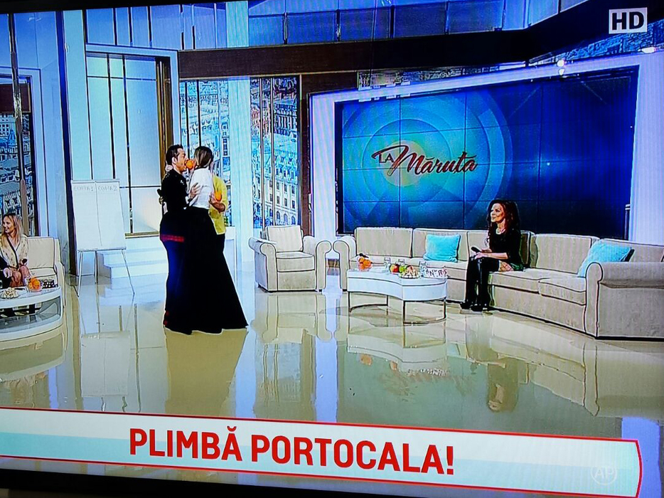 Apropieri intime între JEAN de la CRAIOVA şi soţia tinerică a unui mare artist! Între buzele lor a stat doar o…