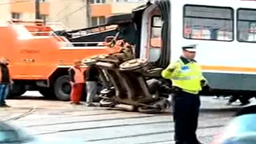 Scene şocante în Capitală! Un tramvai s-a rupt în două, după ce a deraiat