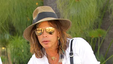 Pectoralii lui Steven Tyler, sani masculini! Steven Tyler si-a dezamagit fanele: nu e chiar asa bine facut cum se credea!