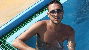 Cel mai ascuns secret al Oanei Zavoranu! Doi barbati se bat ca sa-i devina sot. Unul din ei i-a devenit deja logodnic.