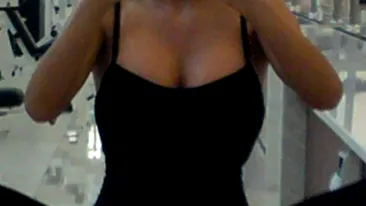 Complet goala pentru fani! Ai vrea sa intri cu ea in cada? Vedeta asta nu se mai satura sa isi arate formele!