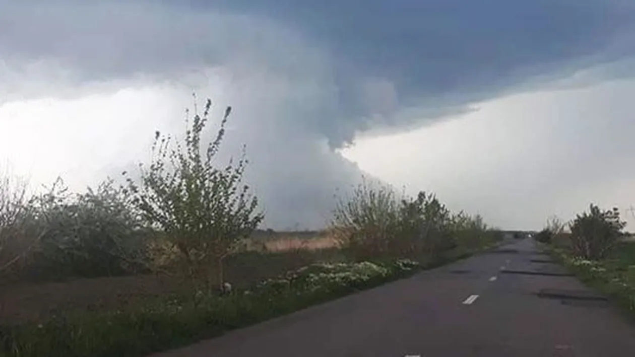 O nouă tornadă, filmată aseară în România. Cel puţin 10 case au rămas fără acoperişuri. VIDEO