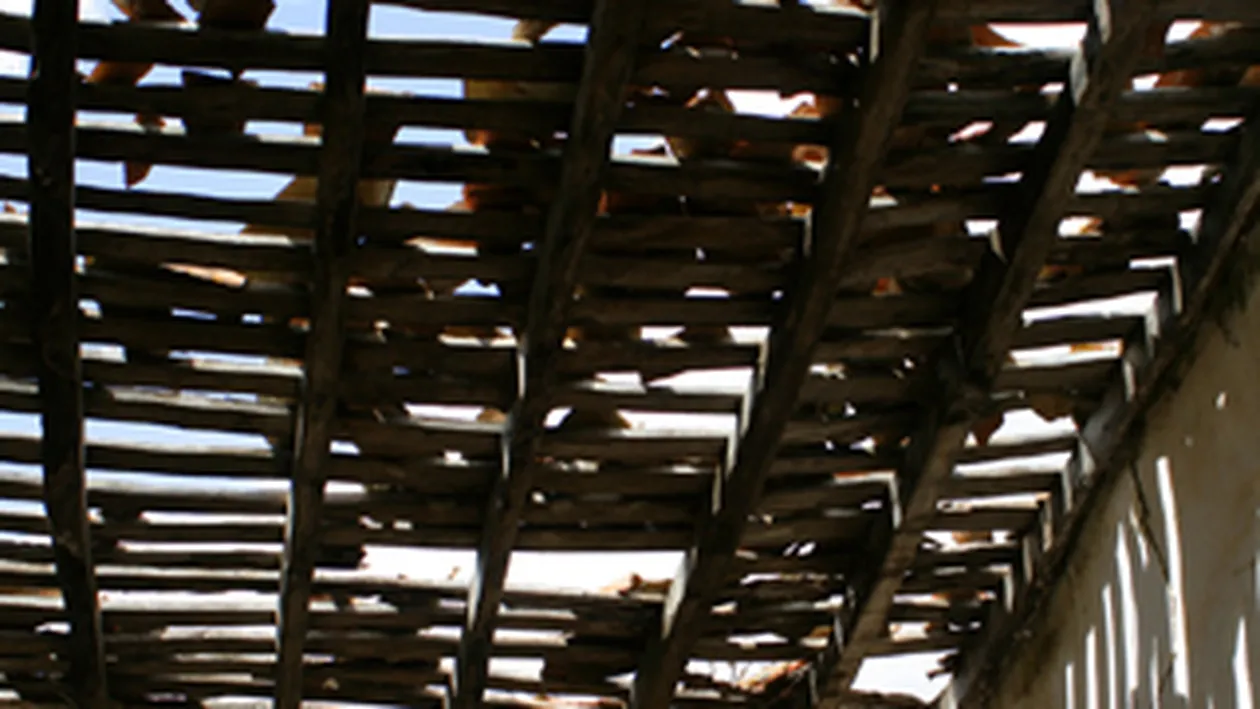 Nunta cu surprize! I-a cazut o bucata de 16 metri din tavanul fals in cap cand era la masa!