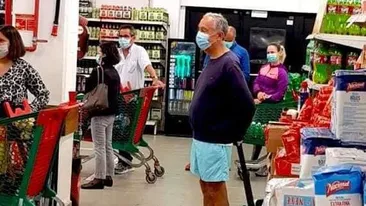 Oamenii au crezut că nu văd bine! Cine e, de fapt, acest bătrânel care stă la coadă în supermarket