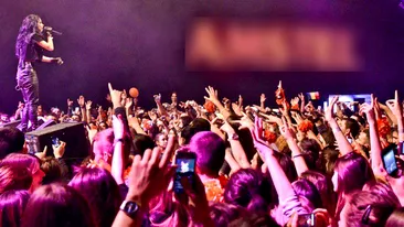 Uite ce primire a avut Inna la concertul de la Belgrad! Spectatorii au fluturat steagul Romaniei!