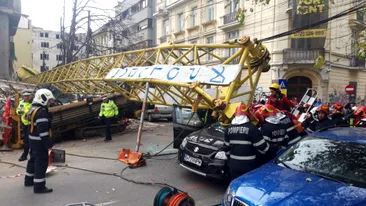 Scene de coșmar în București! O macara s-a prăbușit peste o mașină în care erau 4 oameni