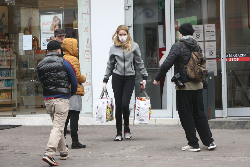 Valentina Pelinel a ajuns și ea la salon, dar mai întâi a făcut cumpărăturile de la un supermarket