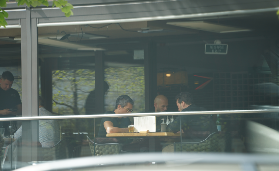 După ce au fost luați pe sus și duși la audieri, frații Tate se relaxează la restaurant  (Foto: CANCAN.RO)