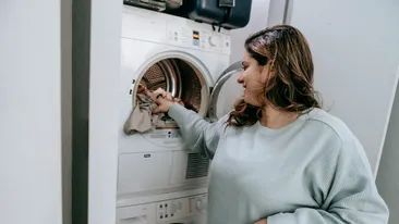 Cum se foloseşte, de fapt, detergentul din maşina de spălat? Detaliul despre care sigur nu ai ştiut şi îţi lungeşte viaţa electrocasnicului