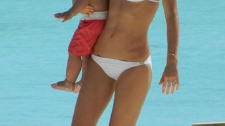 Miranda Kerr, cu baietelul ei in Bora Bora