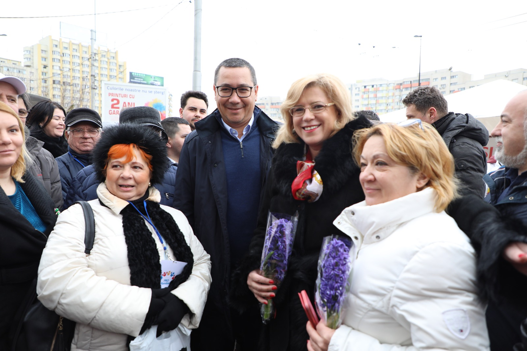 Victor Ponta și Corina Crețu au strâns semnături pentru PRO România în Piața Obor