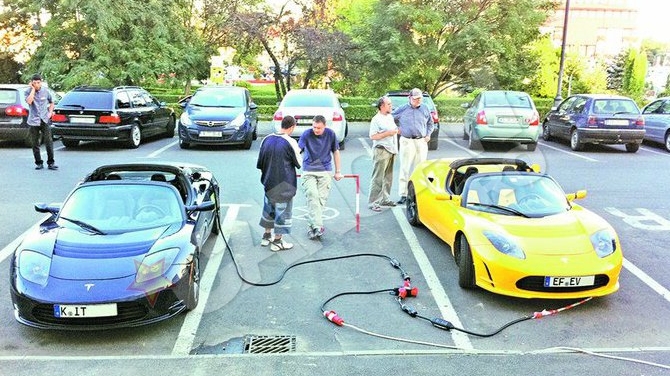 Tesla Roadster se afla in turneu in Romania! Masina viitorului, in priza la Sibiu!